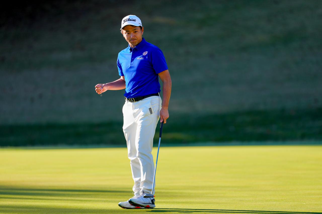 画像: 17番のバーディで思わずガッツポーズをみせた鈴木晃祐