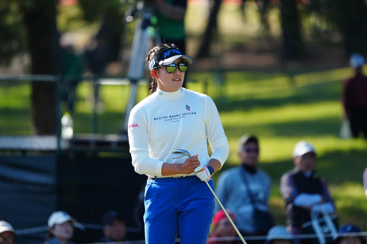 画像: 出入りの激しいプレーをイーブンパーでまとめ首位と2打差で最終日を迎える岩井千怜