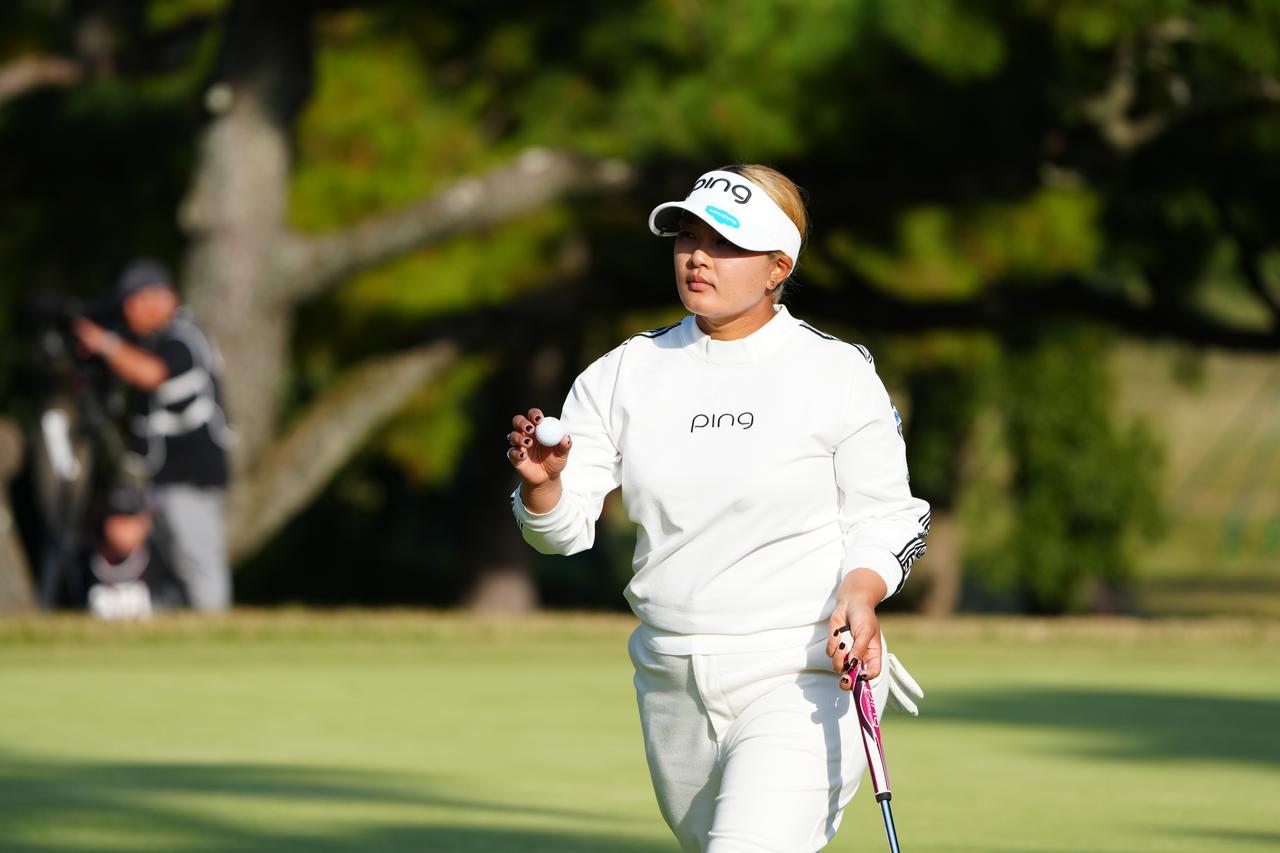 画像: メジャーだからと意識せずにいつもの試合と同じように最終日をプレーしたいと首位タイから出る鈴木愛