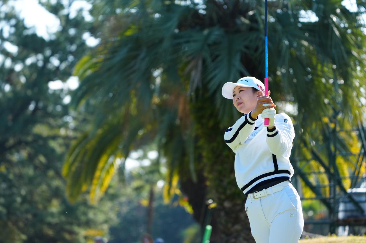 画像: 68でプレーし首位タイで最終日を迎える金澤志奈