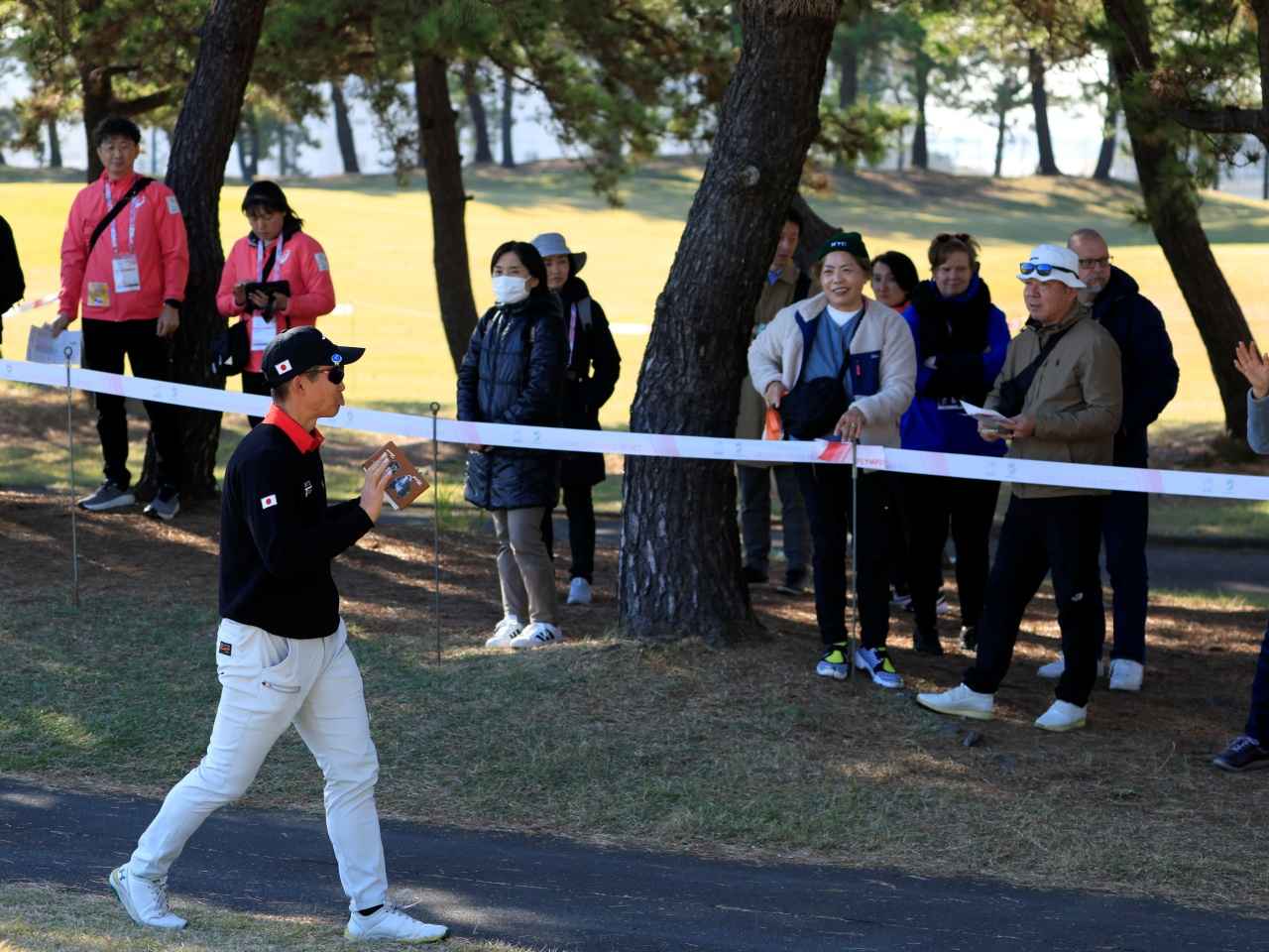 画像: ゴルフを観戦するのは初めて。「ギャラリーが選手と一緒に動くのが他のスポーツと違って面白いです」