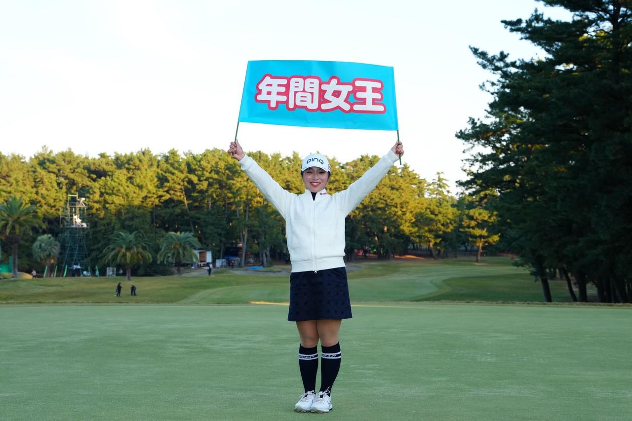 画像: 今季初優勝者から4勝を挙げた佐久間朱莉が年間女王に輝いた