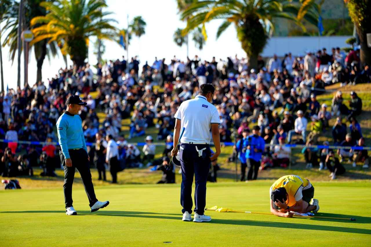 画像: 優勝が決まってキャディ（池宗龍さん）は喜びで泣き崩れた（撮影/姉崎正）