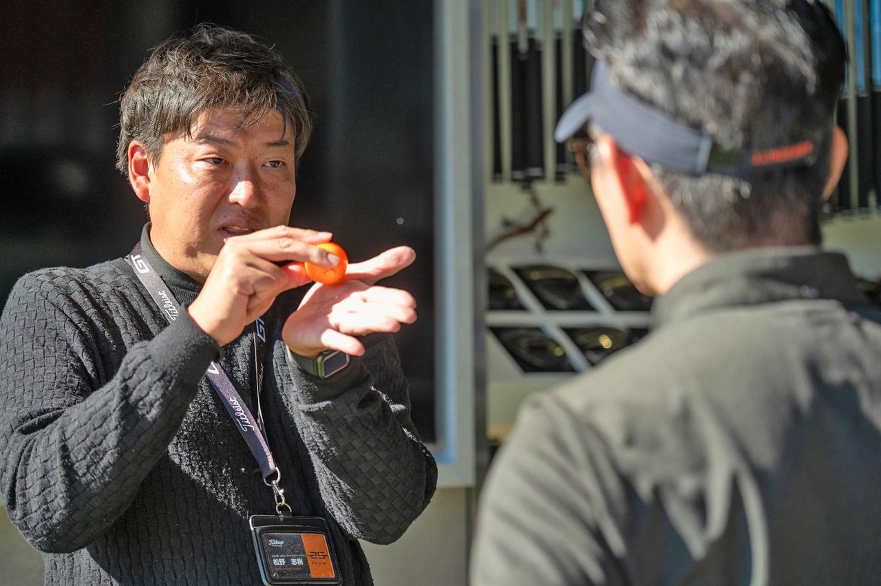 画像: アイオノマーカバーのボールを手に取り説明する松野氏