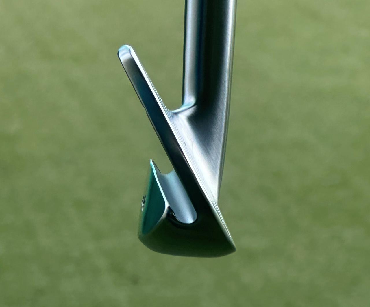 画像: 写真A/バックフェース側にソール部に向かう大きな溝をつくることで余剰重量を生み重心を下げている