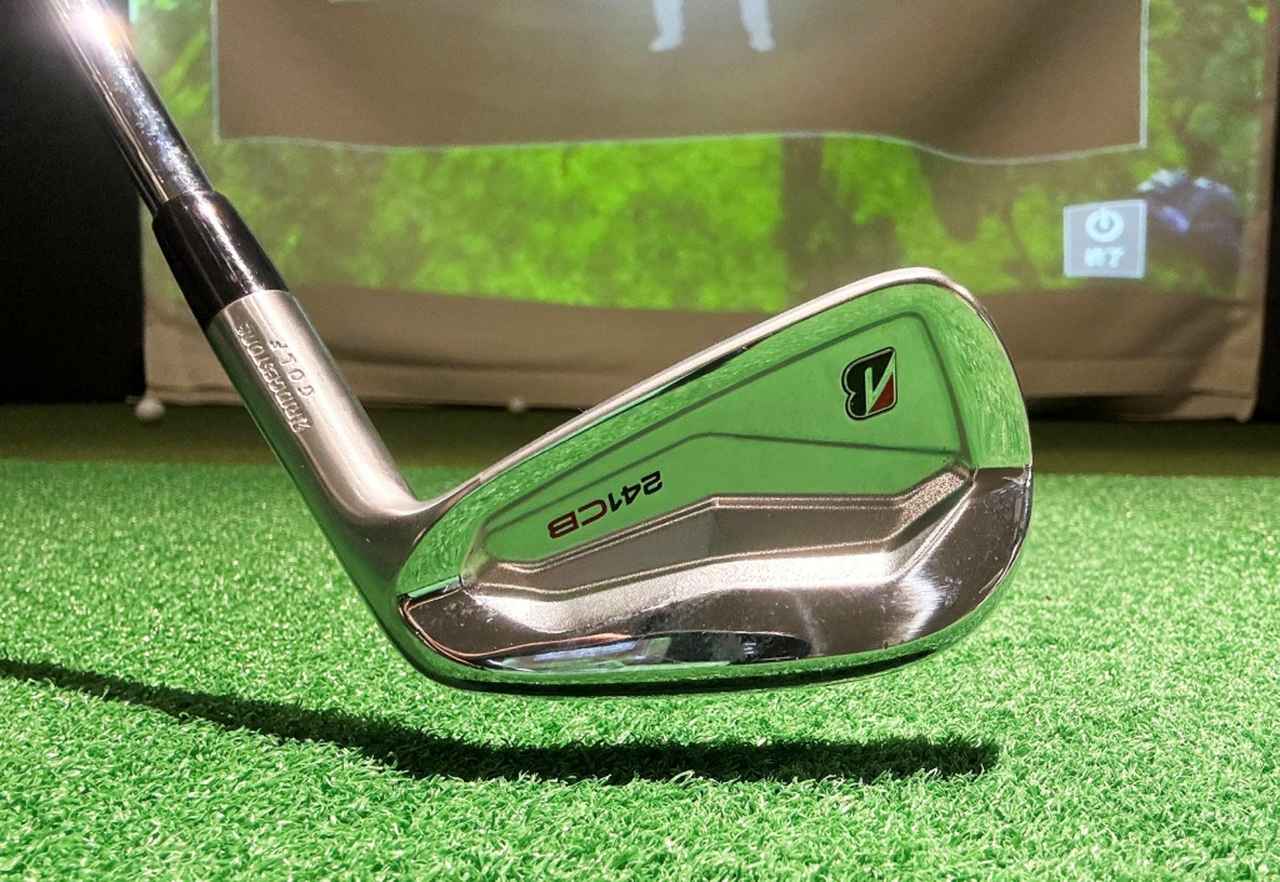 画像: ヘッドが地面に触らないギリギリのところを振る素振りをする