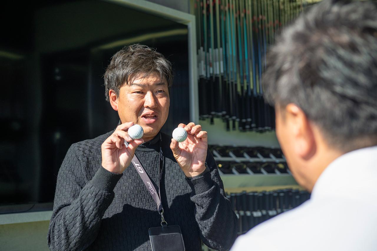 画像: プロV1とプロV1xを両手に持ちディンプルの説明