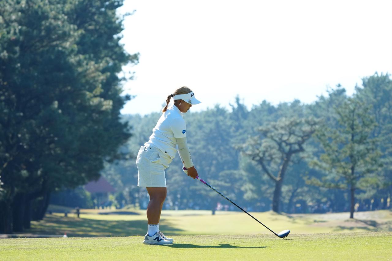 画像 : 1番目の画像 - 鈴木愛　ドライバー斜め正面連続写真 - みんなのゴルフダイジェスト