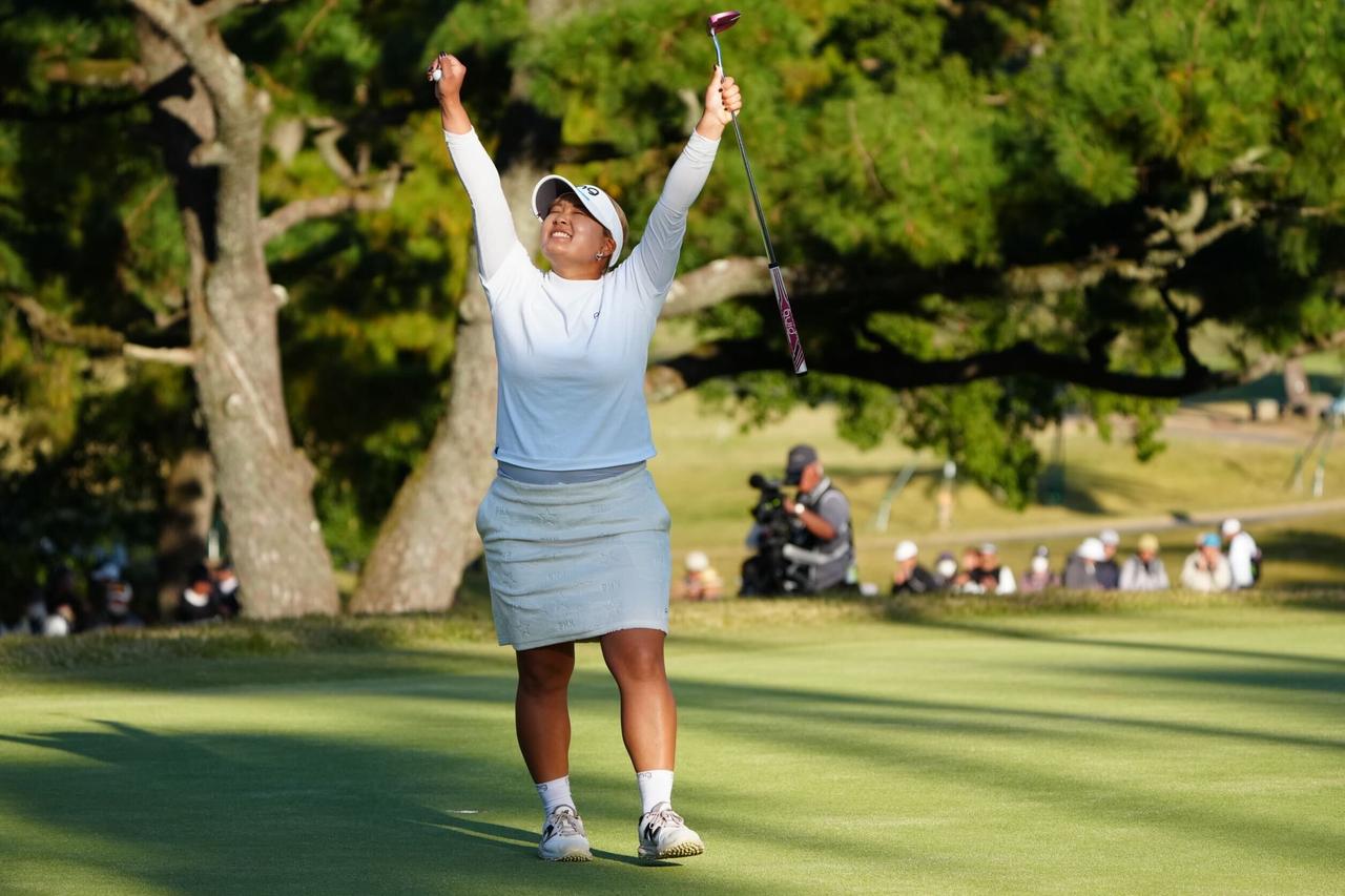 画像: 今季2勝目(通算22勝目)を最終戦「JLPGAツアー選手権リコー杯」で飾った鈴木愛