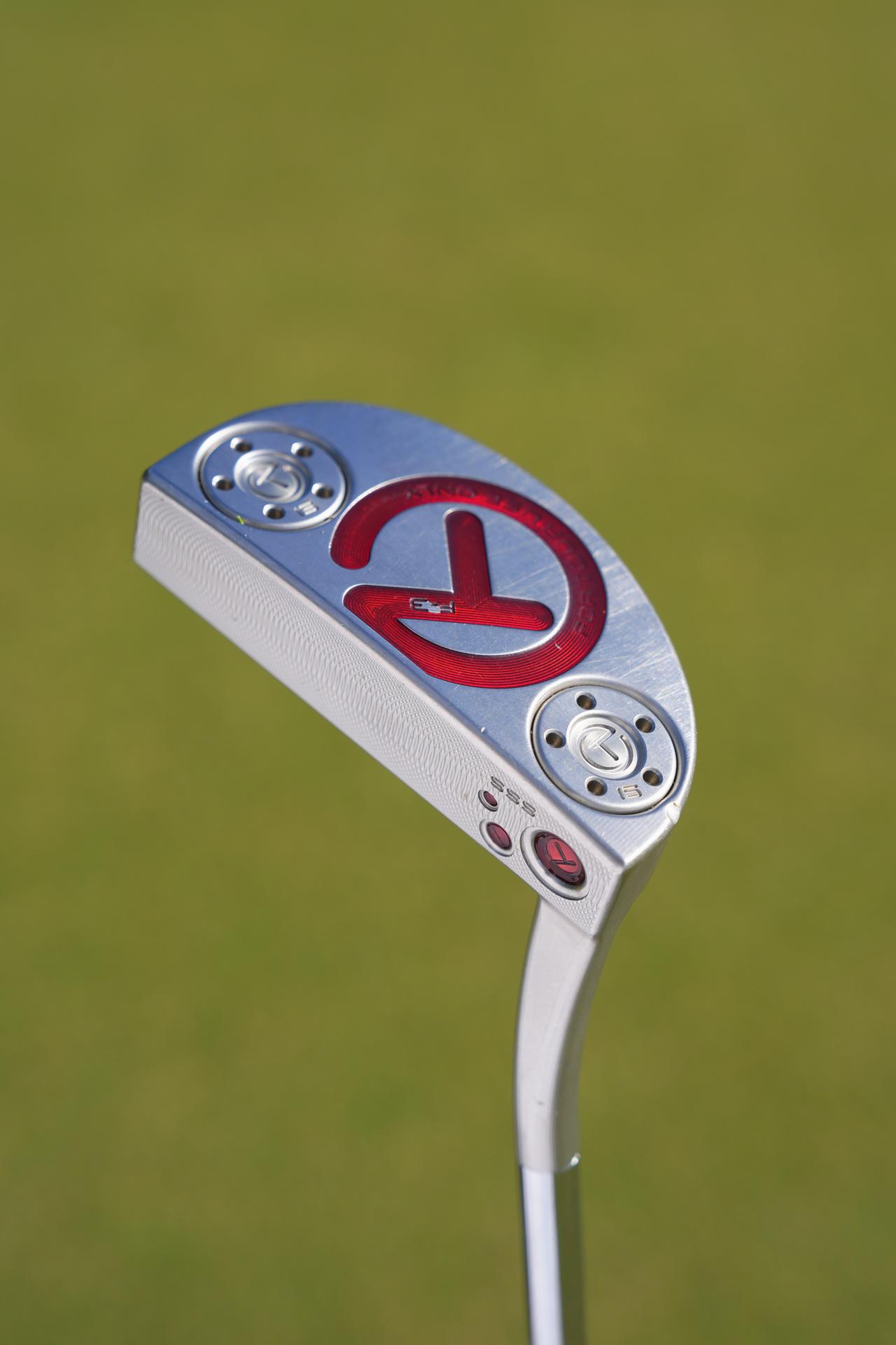 画像: 石塚が愛用するスコッティ・キャメロンのL字マレットパター