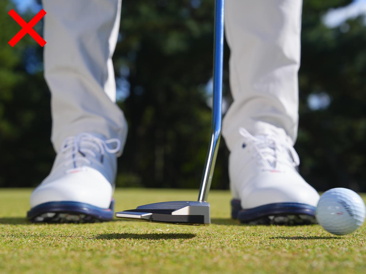 画像: 上から下にヘッドを動かすとボールがつぶれ勢いよく飛び出るので 初速が速くなり、距離感が合いにくくなる。また、打ち出しでボールが跳ねるためさらに距離感が合わせづらくなる