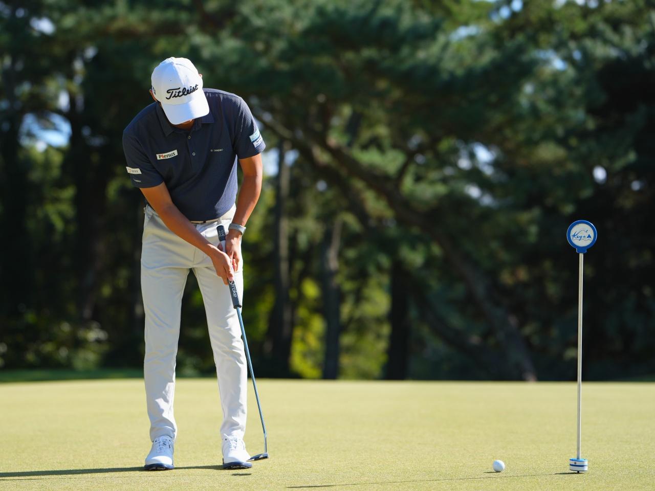 画像: 練習グリーンでも目標に当てにいく感覚で