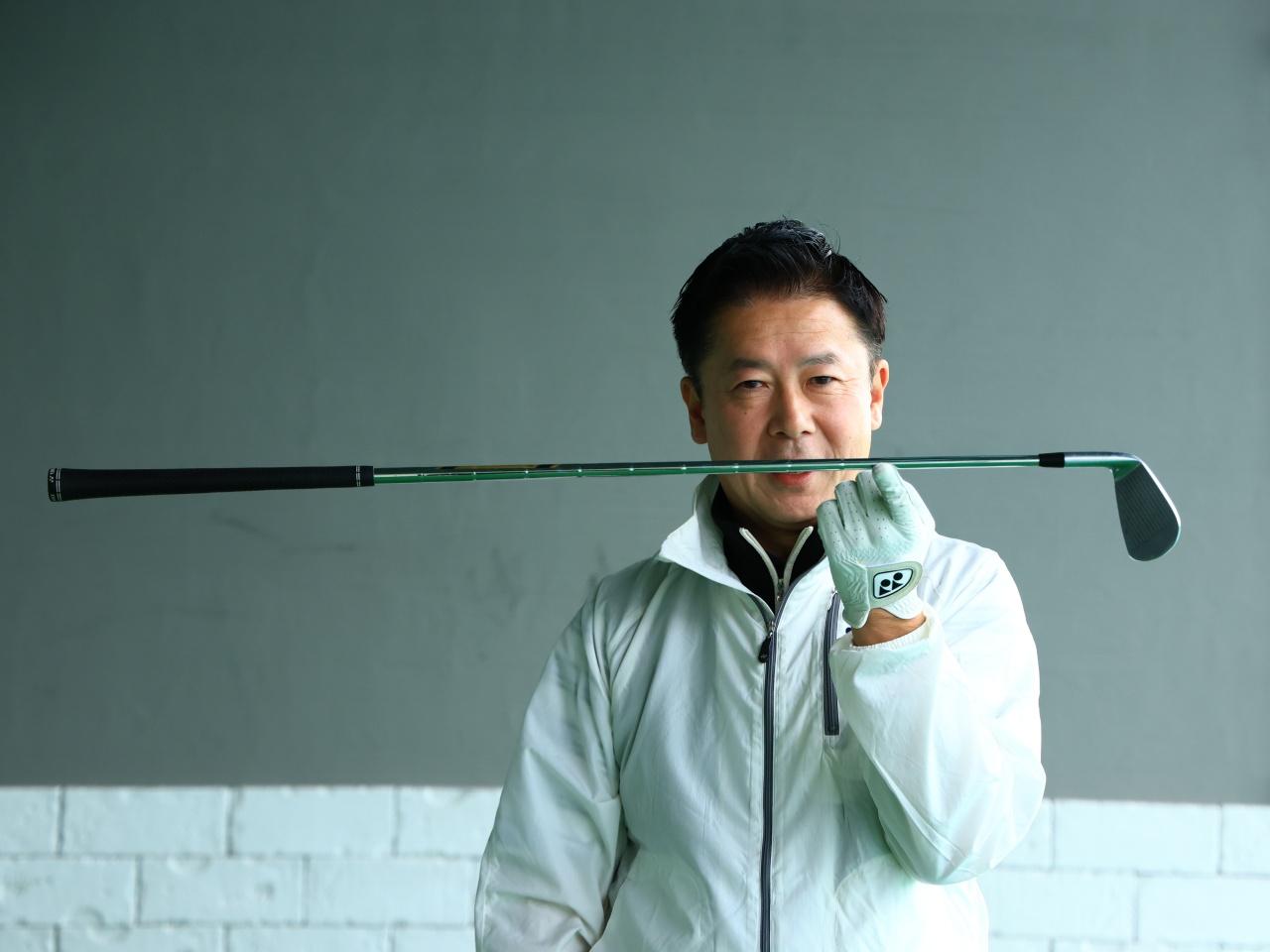 画像: クラブを横にして指で下から支えたときに水平になる場所が、そのクラブの重心位置になる