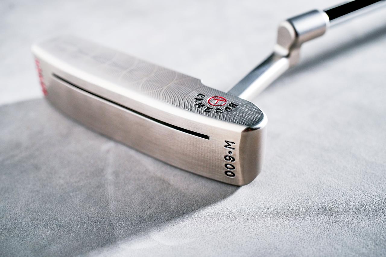 画像: 009M ビーチSSS：非常にシンプルなデザインの009マスタフル。スコッティキャメロンでは、このパターのように、ソールウェイトのないモデルを「クラシックモデル」と呼ぶ。ソールの溝は、ビーチと呼ばれる。独特な打感と打音を有するため、それを好むプレーヤーも多い。ソールの溝は、ビーチと呼ばれる。独特な打感と打音を有するため、それを好むプレーヤーも多い