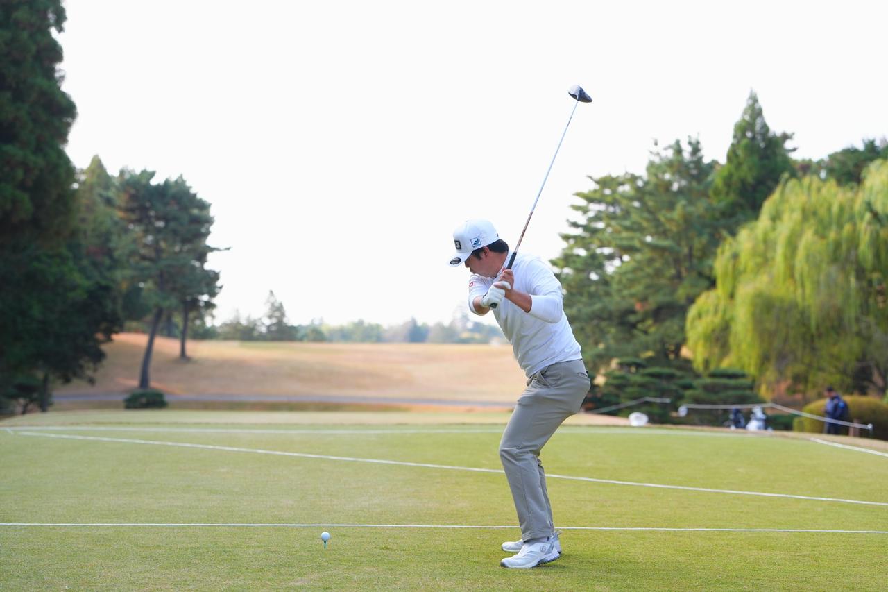 画像 : 5番目の画像 - 【連続写真10枚】約四半世紀ぶりのレフティ優勝なるか!? 細野勇策のドライバー後方スウィング（撮影/姉崎正） - みんなのゴルフダイジェスト