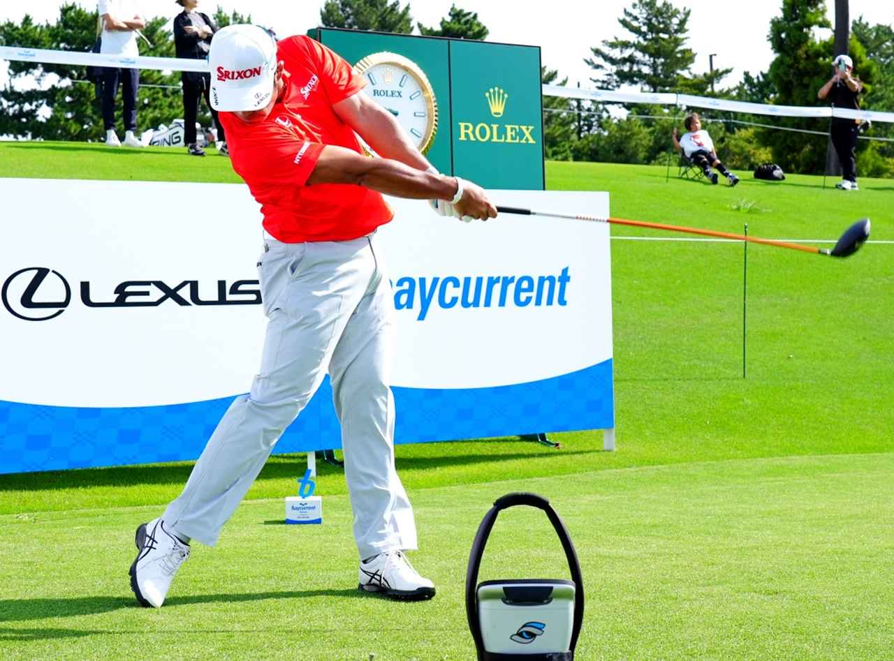 画像: トッププロのフォローの"腕伸ばし"をマネないこと。腕を伸ばすより腕を畳む意識を持つこと（撮影/岡沢裕行）