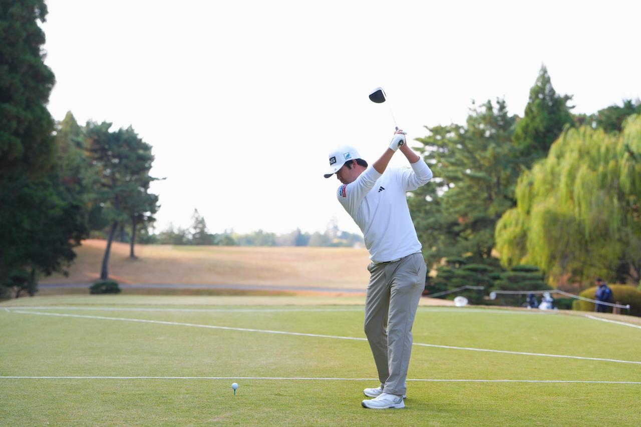 画像 : 4番目の画像 - 【連続写真10枚】約四半世紀ぶりのレフティ優勝なるか!? 細野勇策のドライバー後方スウィング（撮影/姉崎正） - みんなのゴルフダイジェスト