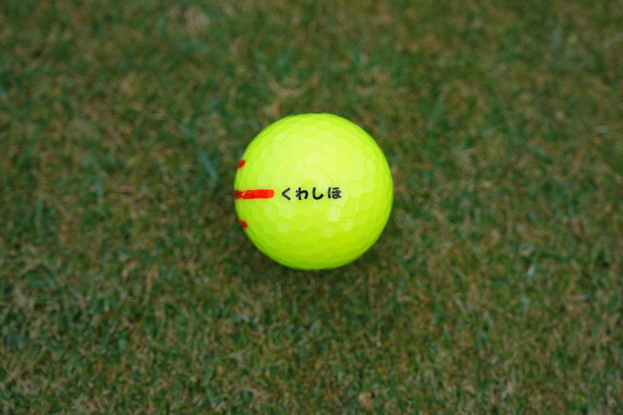 画像: ボールはツアーB Xで黄色モデルを使う。学生時代からカラーボールを好んでいる