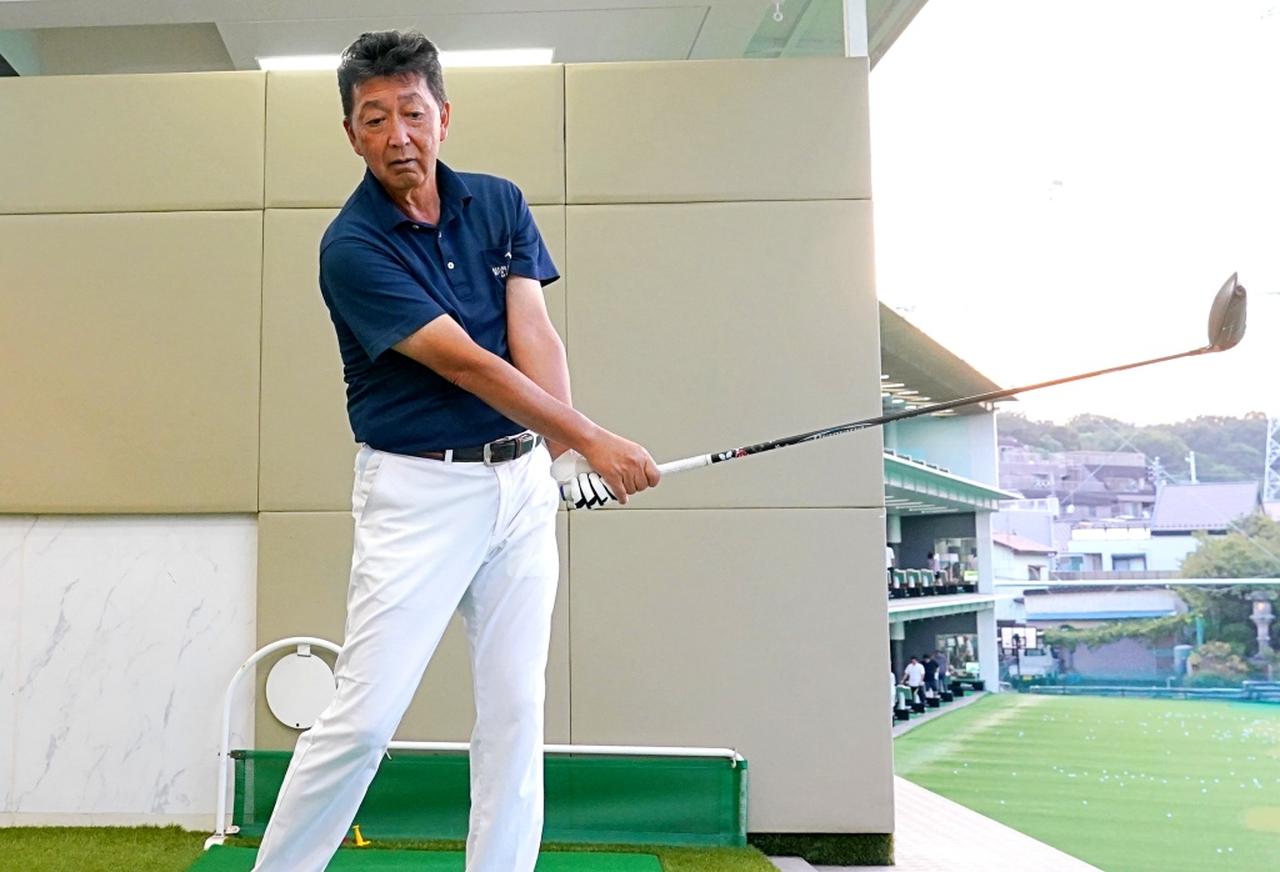 画像: インパクト前からクラブを立てることをイメージする