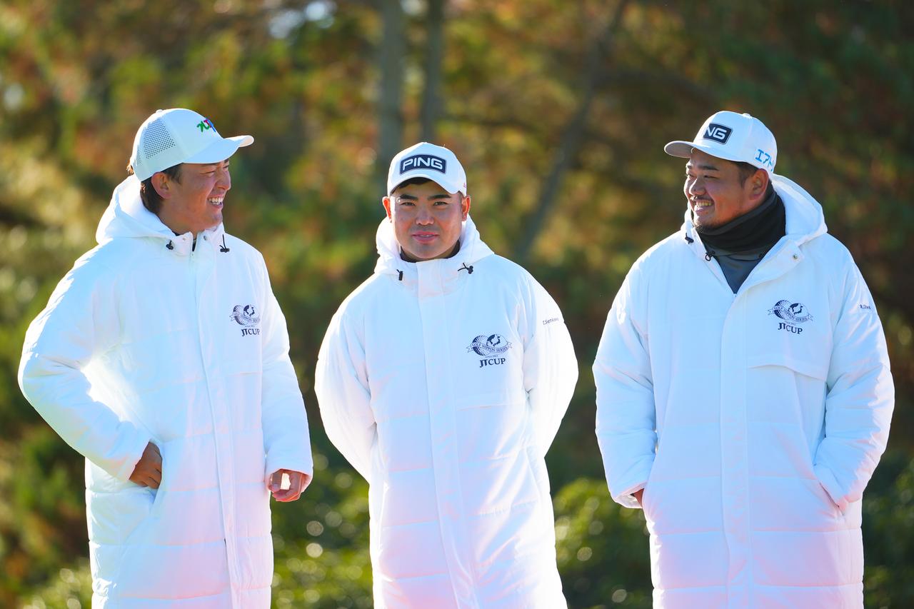 画像: ティーオフ前のセレモニーで笑顔で会話をする金子駆大、蟬川泰果、大岩龍一(撮影/姉崎正)