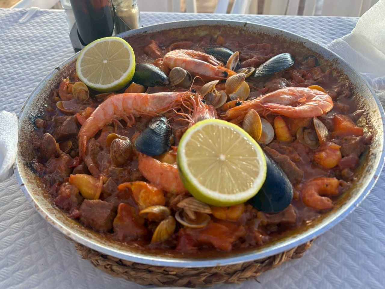 画像: 今回のスペイン遠征で食べた数少ないスペイン料理。「病み上がりのリハビリで散歩した後、パエリアを食べました。もっといろいろ食べたかったです」