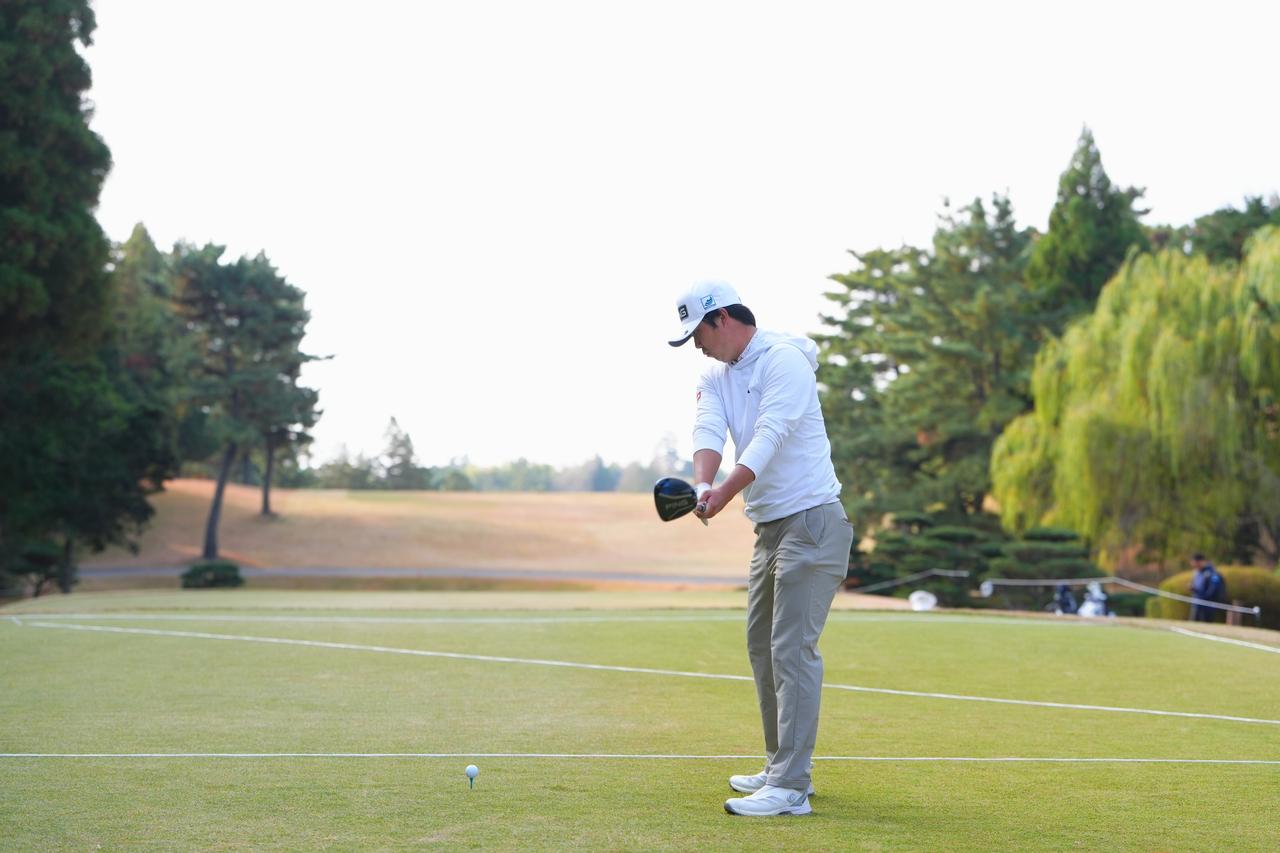 画像 : 2番目の画像 - 【連続写真10枚】約四半世紀ぶりのレフティ優勝なるか!? 細野勇策のドライバー後方スウィング（撮影/姉崎正） - みんなのゴルフダイジェスト