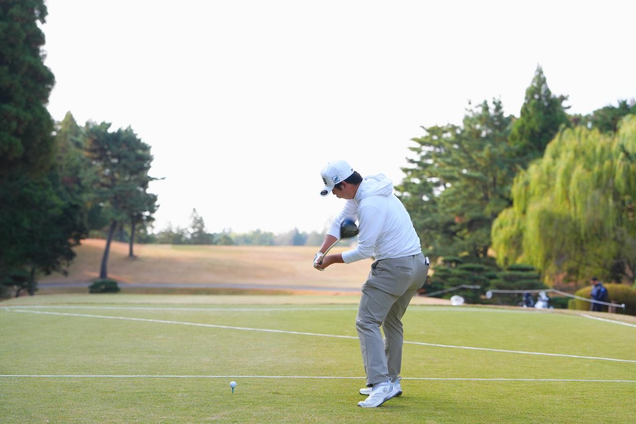 画像 : 6番目の画像 - 【連続写真10枚】約四半世紀ぶりのレフティ優勝なるか!? 細野勇策のドライバー後方スウィング（撮影/姉崎正） - みんなのゴルフダイジェスト