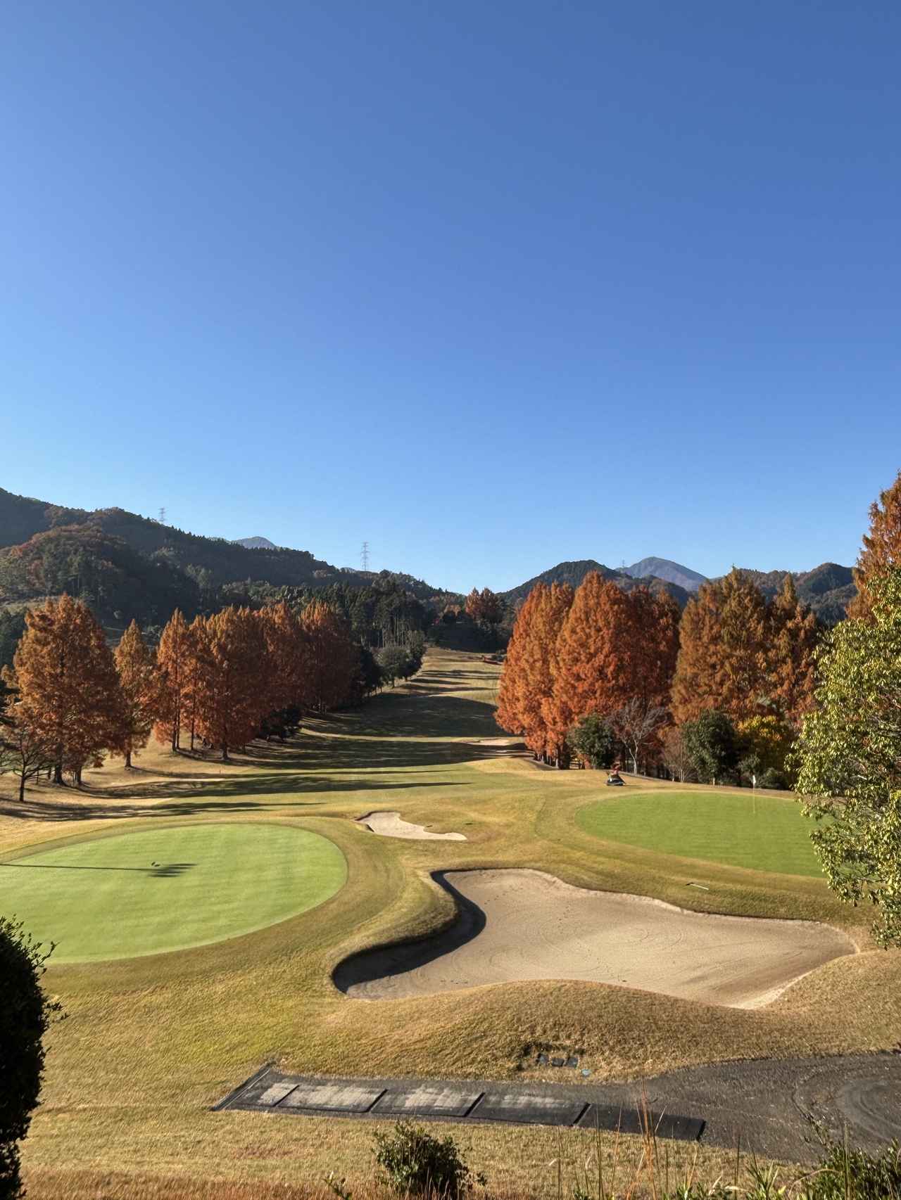 画像: 相模湖カントリークラブの練習グリーンから見た景色