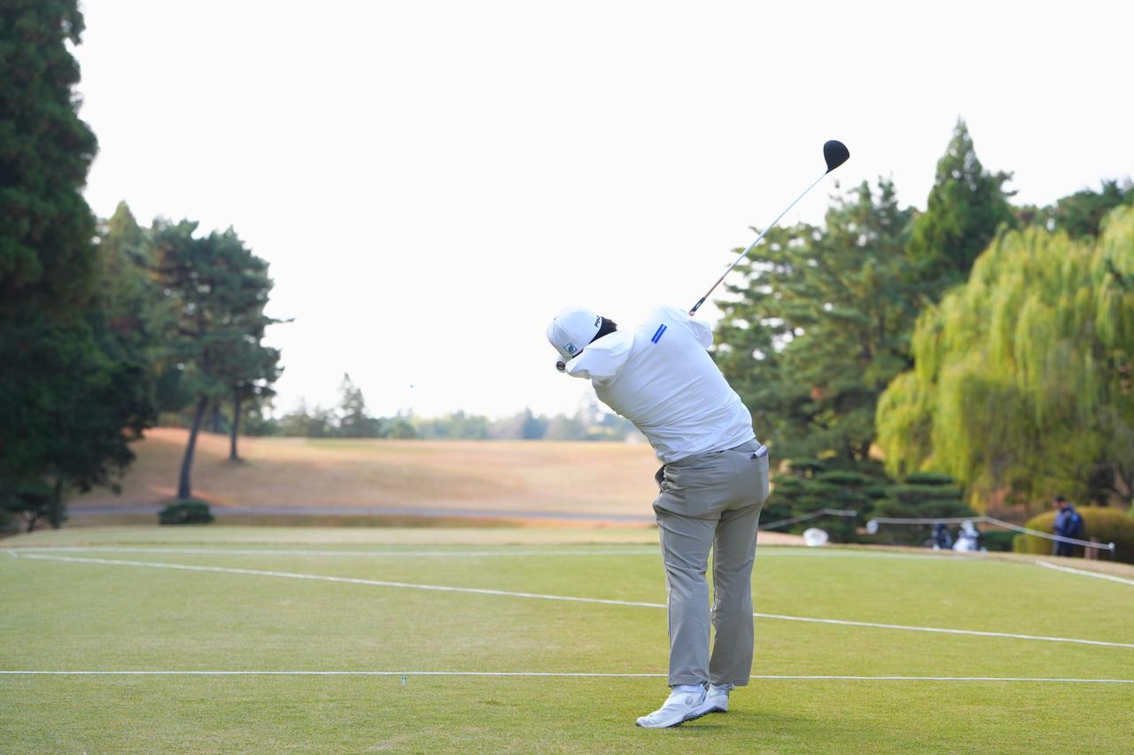 画像 : 9番目の画像 - 【連続写真10枚】約四半世紀ぶりのレフティ優勝なるか!? 細野勇策のドライバー後方スウィング（撮影/姉崎正） - みんなのゴルフダイジェスト