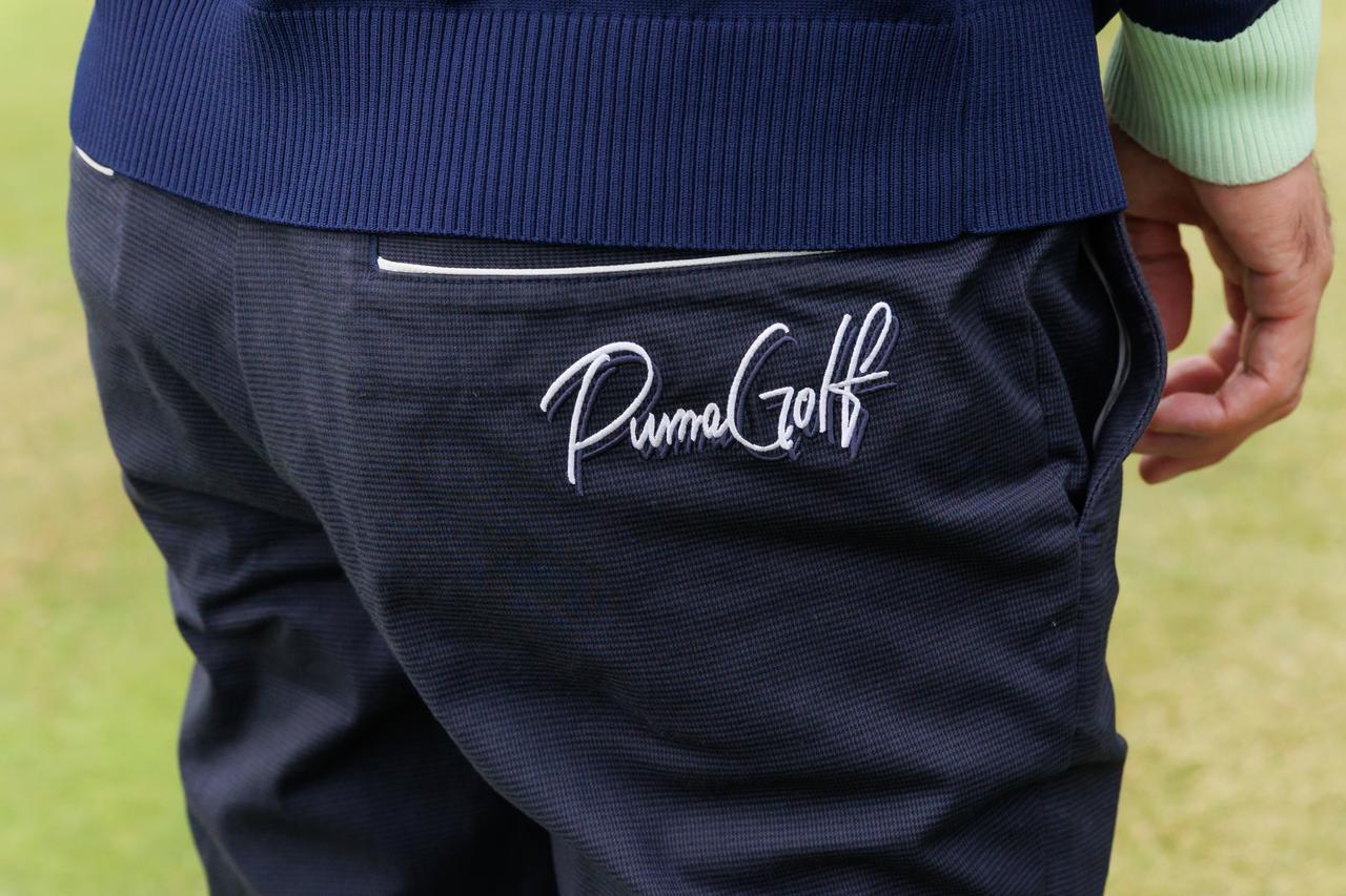 画像: バックポケットの白のパイピング加工、ロゴ刺繍もアクセント