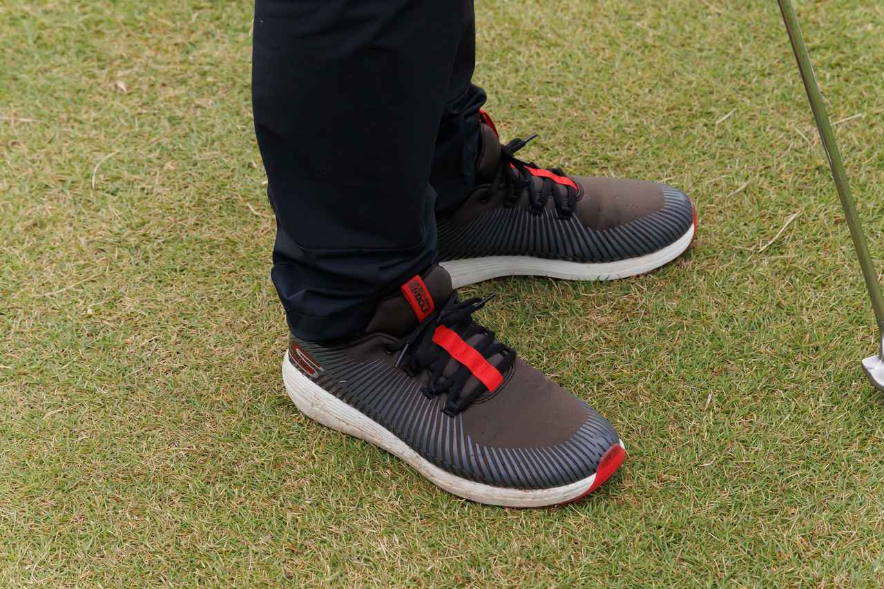 画像: 赤を効果的にあしらった軽量タイプのスパイクレスシューズ