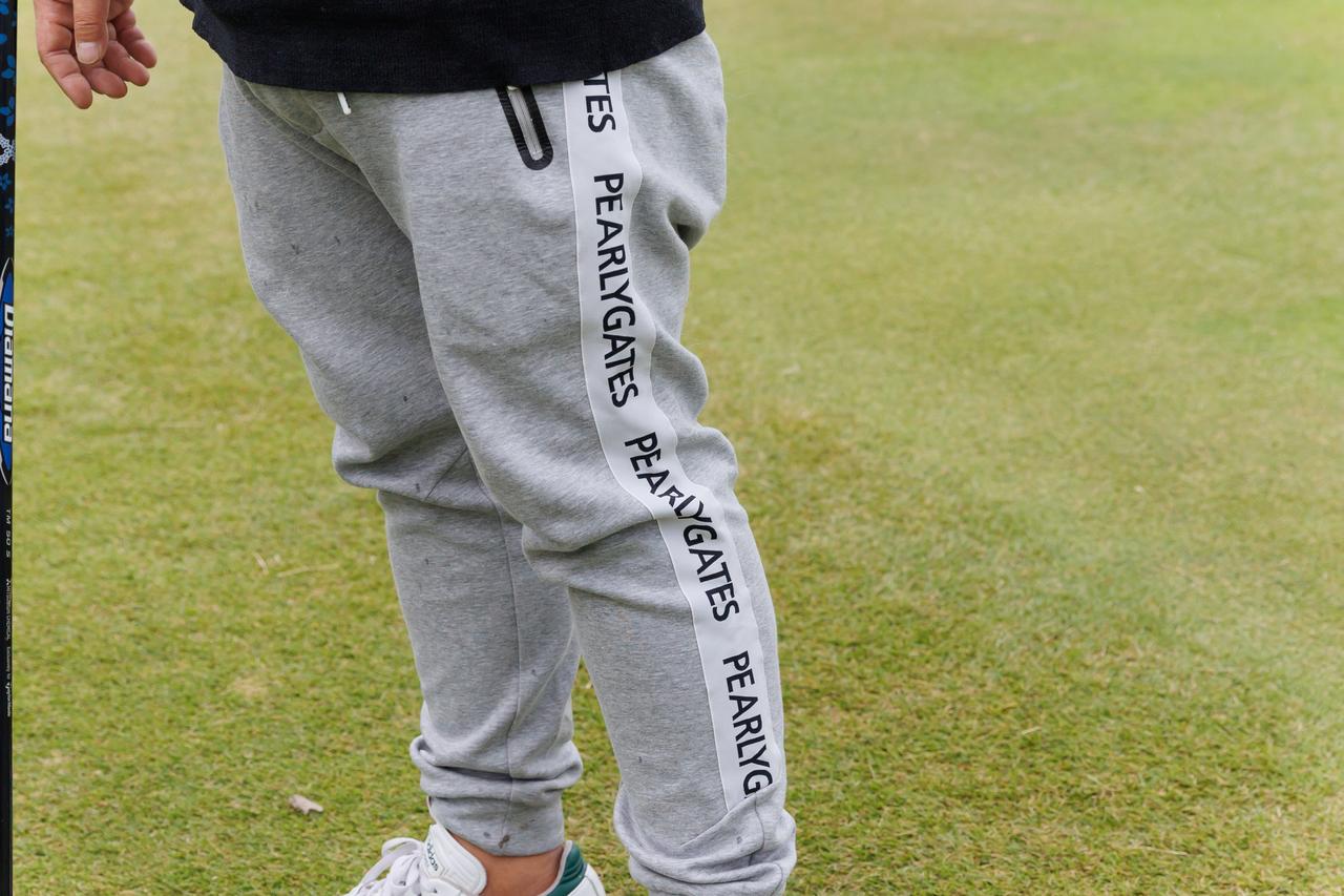 画像: パンツのサイド部分にはブランドロゴとホワイトのライン入り