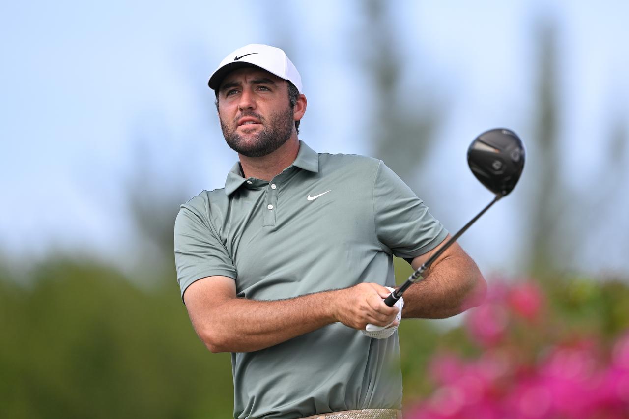 画像: 「Qi4D」を手に首位タイスタートをしたスコッティ・シェフラー（PHOTO/Getty Images）