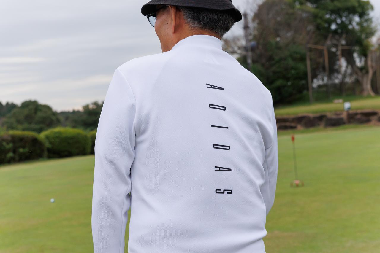 画像: モックネックシャツのバックプリントには目を引くロゴデザイン