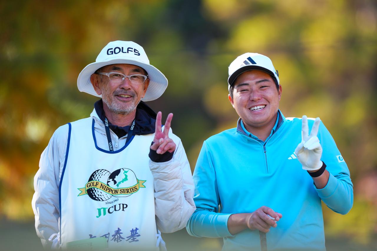 画像: ベテラン大溝キャディ（左）の助言で難関18番でバーディを奪った吉田泰基（撮影／姉崎正）