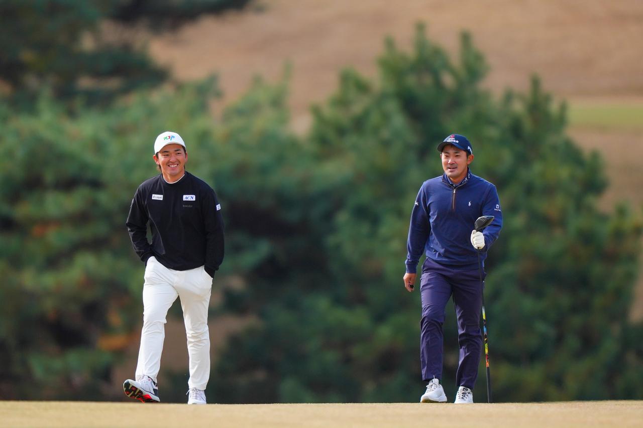 画像: 後半、フェアウェイを歩きながら話をする2人。その距離は少しずつ縮まっていた