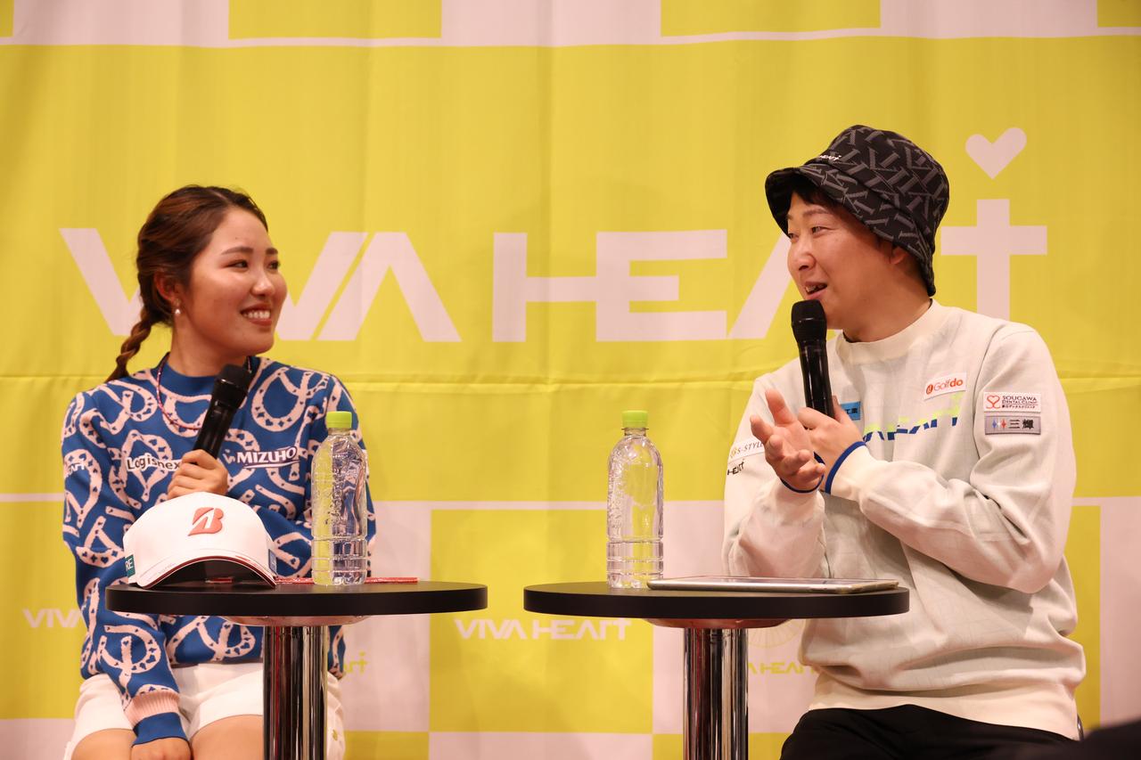 画像: トークショー中の古江彩佳プロと菅原大地プロ