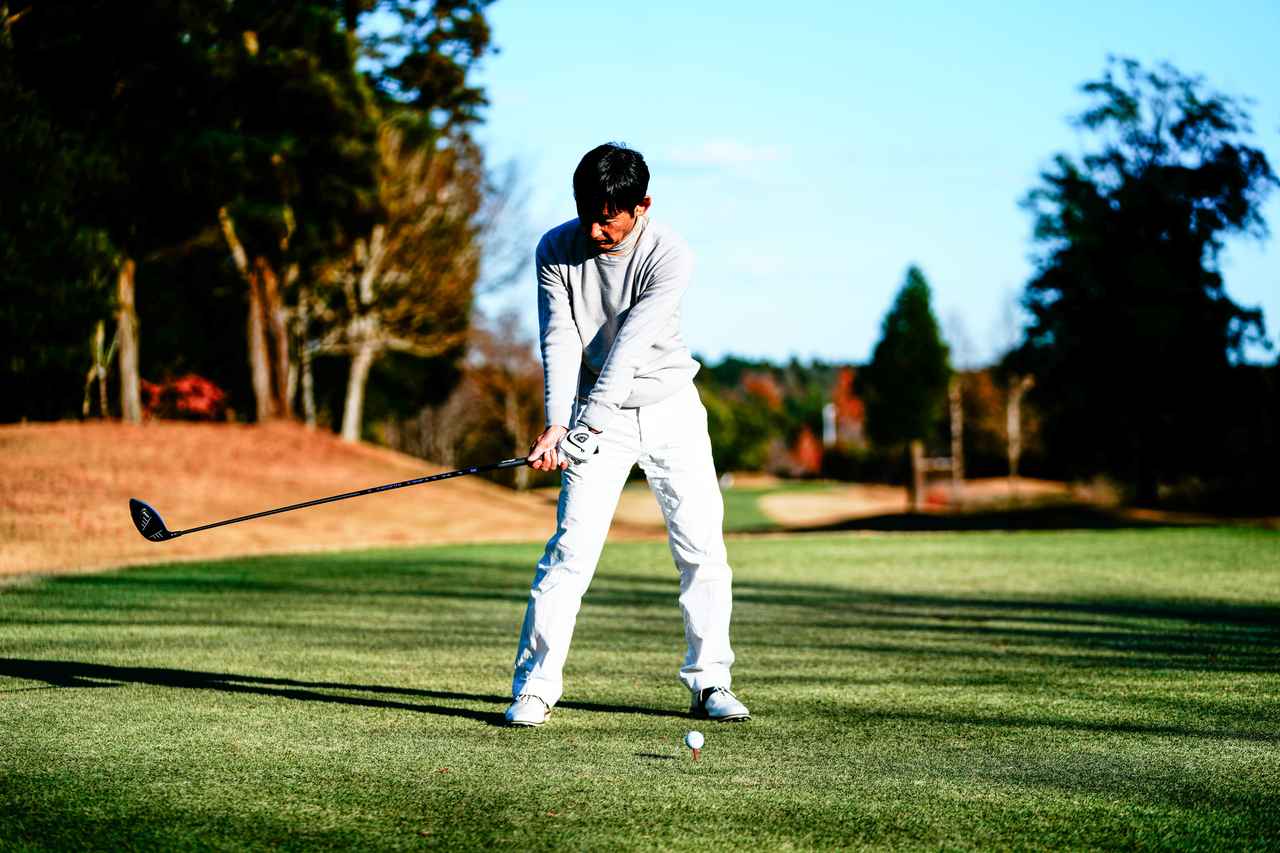 画像: ダウンスウィングでは手元を真下に下ろす感覚で