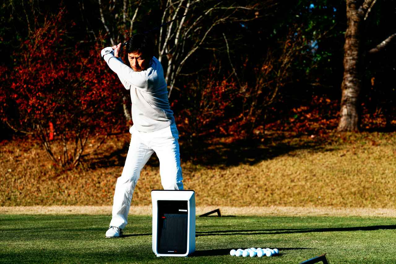 画像: 計測には「GARMIN アプローチR50」を使用。千葉バーディクラブの1番は左右がタイトなホールだが、ことごとくフェアウェイをとらえていく(データは飛距離上位3球の平均)