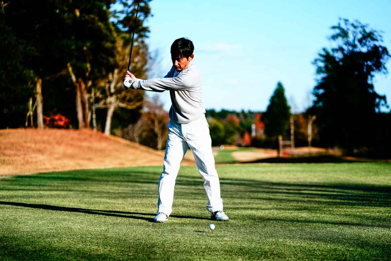 画像: しっかりと軸を意識してバックスウィング