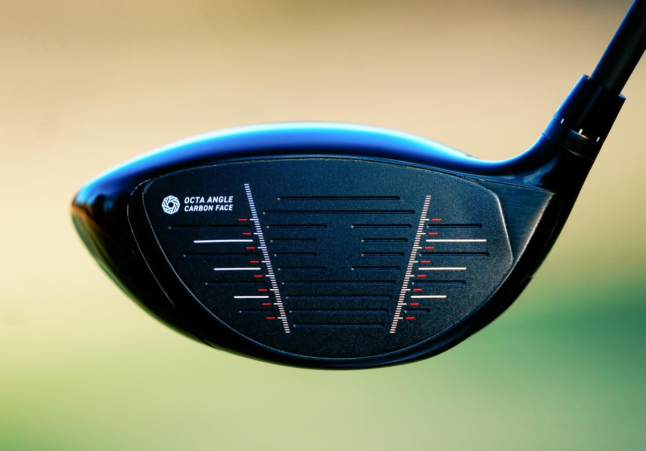 画像: RMXにも採用した最新のカーボンフェース。最適なバルジ設計でトウ・ヒールに打点がずれたボールを真ん中に集める効果があるという