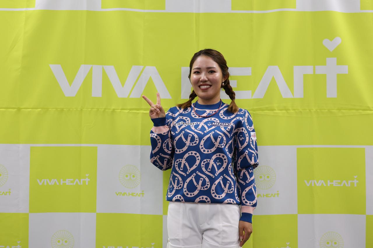 画像: トップス:VIVA HEARTオリジナル柄をジャガードで表現したニットプルオーバー。馬の蹄鉄をハートに模したシュバルハート総柄 カラー展開:ブラック/イエロー/ブルーの3色