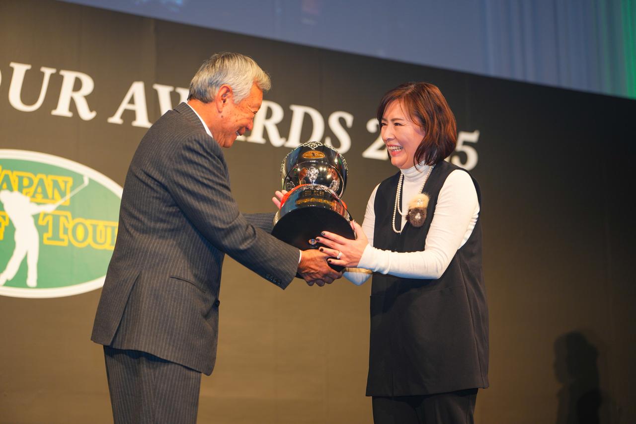 画像: 渡米のため欠席した金子駆大の代わりにトロフィーを受け取る金子の母・久美さん