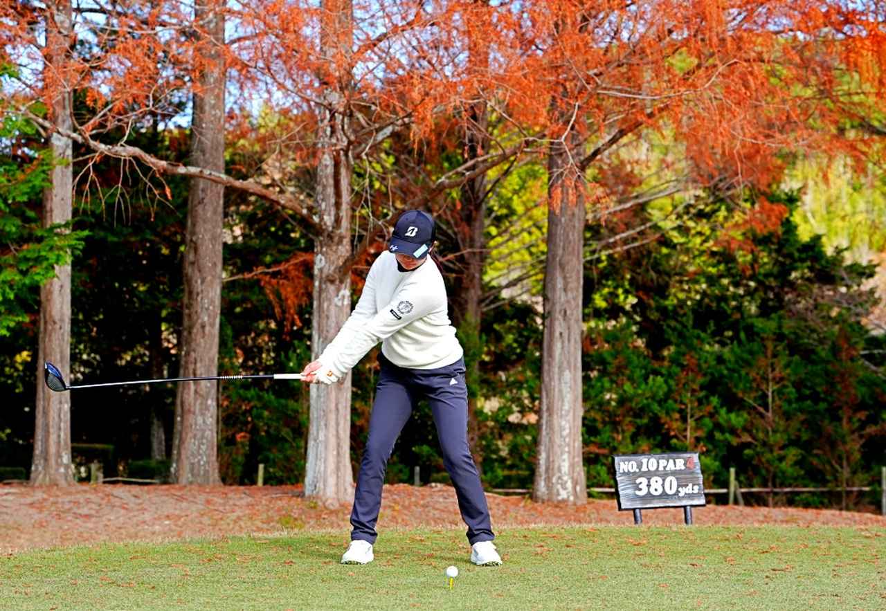 画像 : 2番目の画像 - 【連続写真10枚】伊藤愛華のドライバースウィング正面（撮影/岡沢裕行） - みんなのゴルフダイジェスト