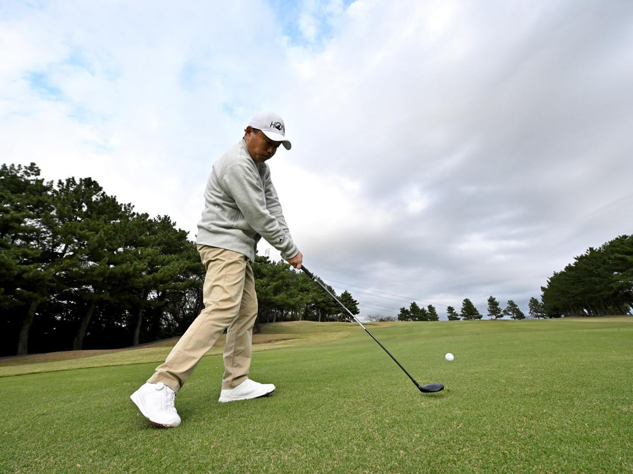 画像: フェアウェイなら上から打ち込んでも横から払ってもOK