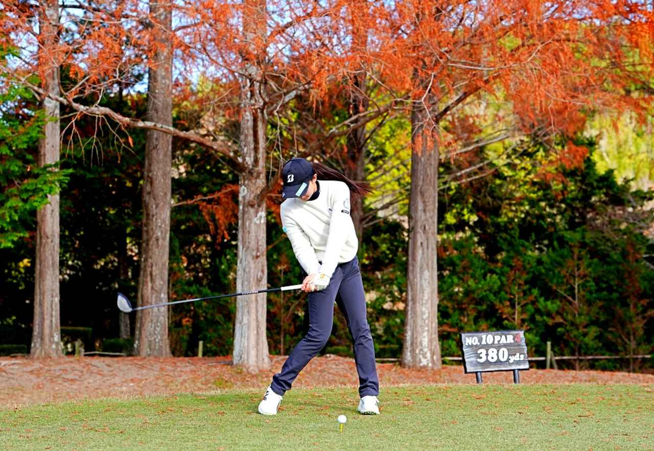 画像 : 6番目の画像 - 【連続写真10枚】伊藤愛華のドライバースウィング正面（撮影/岡沢裕行） - みんなのゴルフダイジェスト