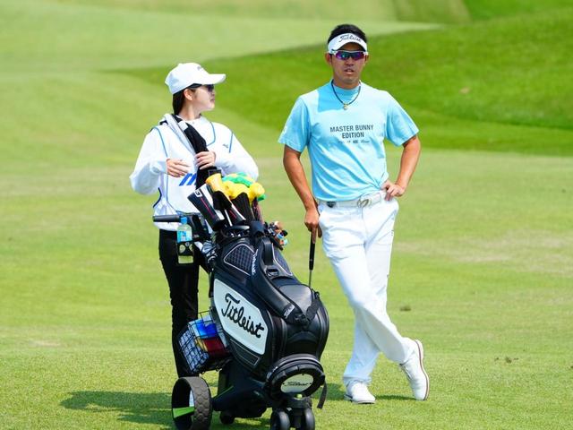 画像: 阿久津未来也はレザーの種類やカラーのカスタムも可能な「MyJoys Premiere Series Wilcox」を使用。※写真は待望の初勝利を挙げた「〜全英への道〜ミズノオープン」最終日 （撮影／岡沢裕行）