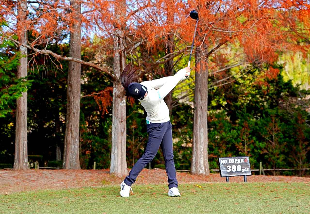 画像 : 9番目の画像 - 【連続写真10枚】伊藤愛華のドライバースウィング正面（撮影/岡沢裕行） - みんなのゴルフダイジェスト