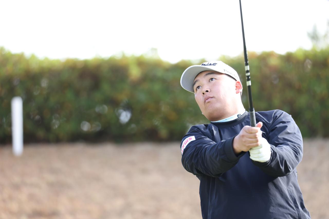 画像: 大塚大樹が初日6バーディノーボギーの「66」で単独首位発進(提供/JGTO)