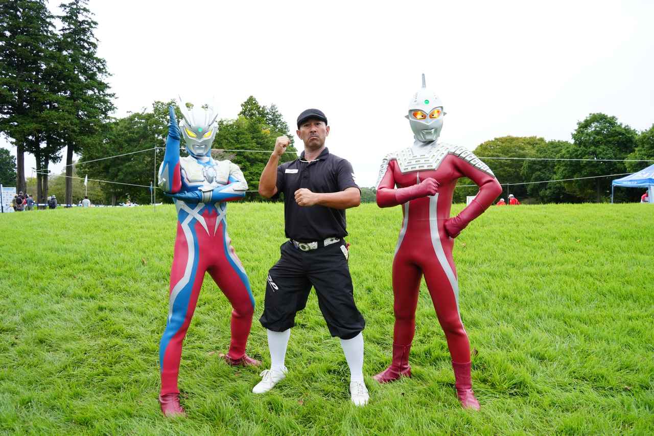 画像: 主催大会である日本プロゴルフシニア選手権の土日にはウルトラマンが来場。プロゴルファーも童心に返る(写真は24年大会、撮影/岡沢裕行)